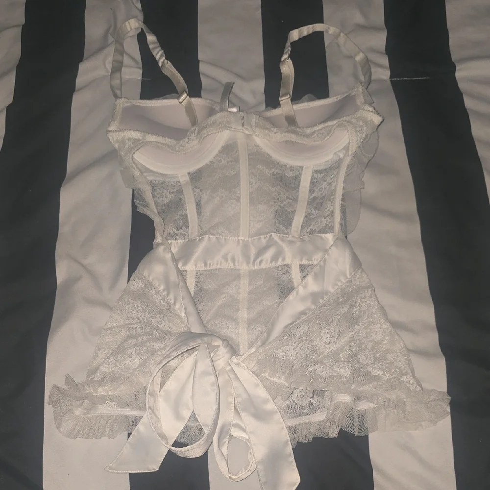 Victoria Secret I DO Elegant White Lace & Rhinestone Trim Bustier (NWOT)(34B) 🤍 - Picture 5 of 8